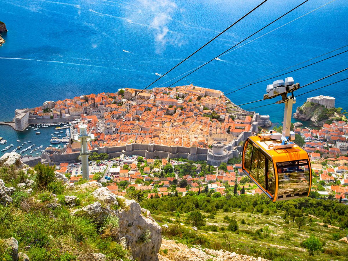 Foto: Casco antiguo de Dubrovnik con teleférico subiendo la montaña de Srd, Dalmacia (Fuente: iStock)