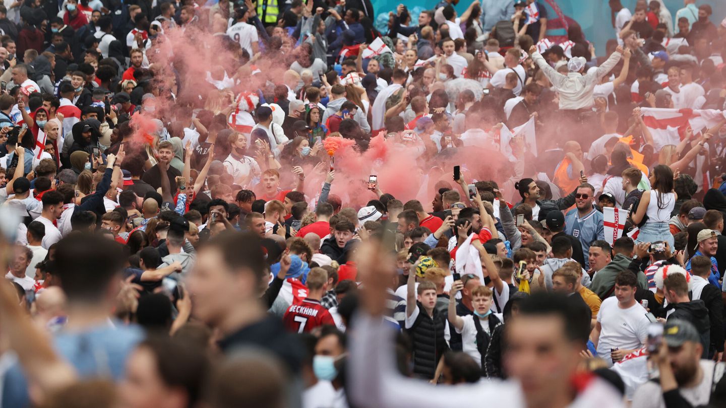 Miles de aficionados se congregan alrededor del estadio de Wembley horas antes de la final de la Eurocopa. (REUTERS)