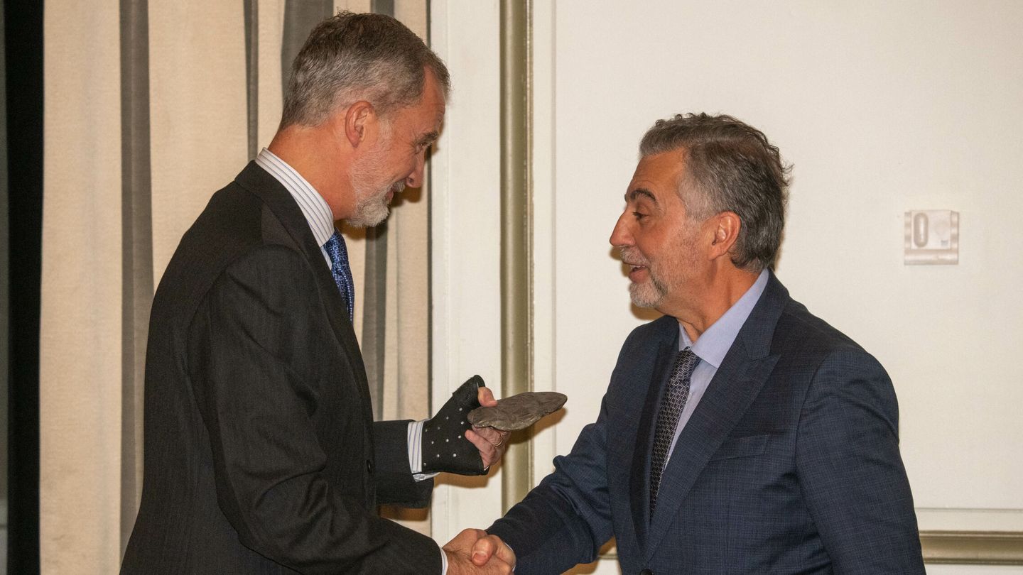 El rey Felipe y el periodista Carlos Alsina durante la entrega del premio de Periodismo Francisco Cerecedo. (Europa Press/José Oliva)