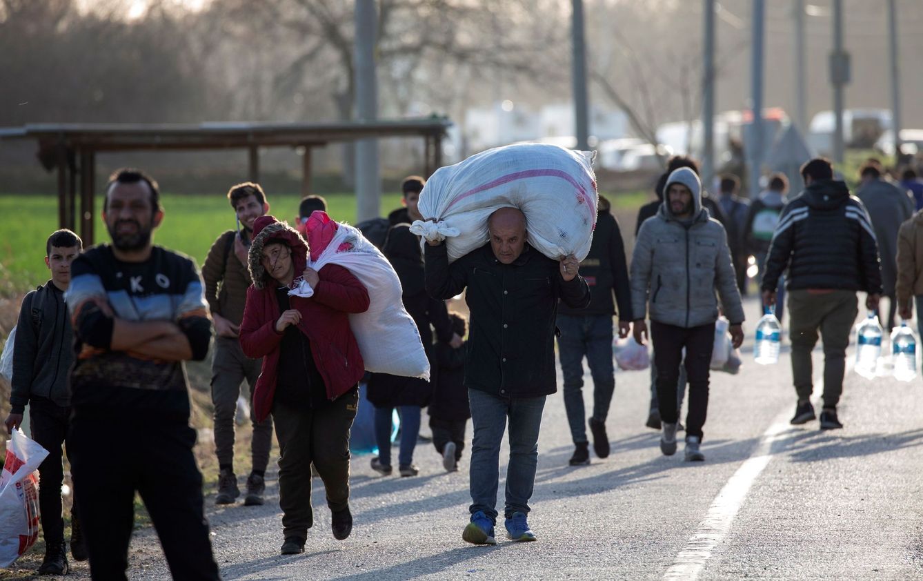 Un grupo de refugiados camina hacia el centro de Edirne (Turquía), en la frontera greco-turca. (EFE)