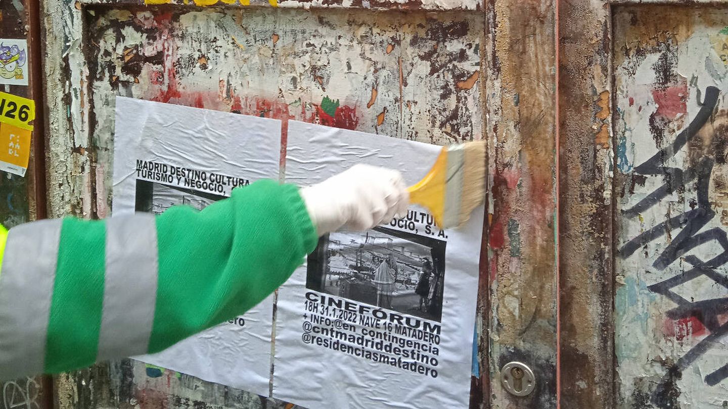 Colocando el cartel del documental en calles de Madrid. (G.M.)