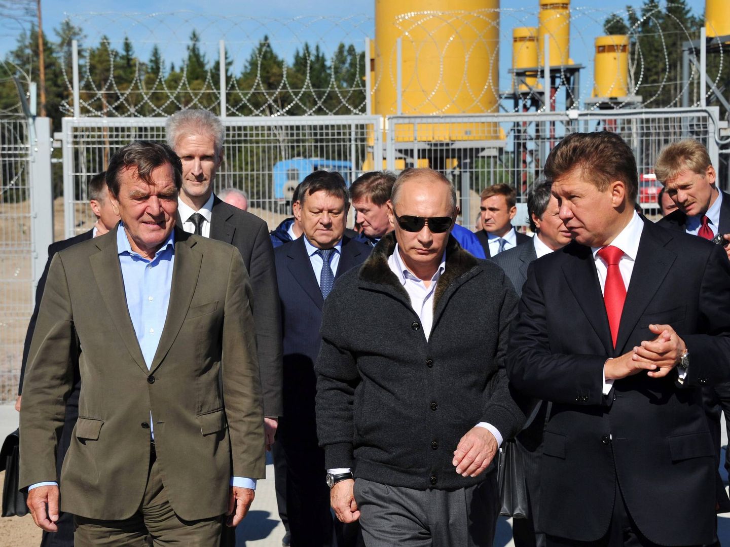 El presidente ruso Vladimir Putin (c) y el presidente de Gazprom, Alexey Miller (der)en la ceremonia de lanzamiento de la tubería de gas de Nord Stream en la estación Portovaya. (EFE)