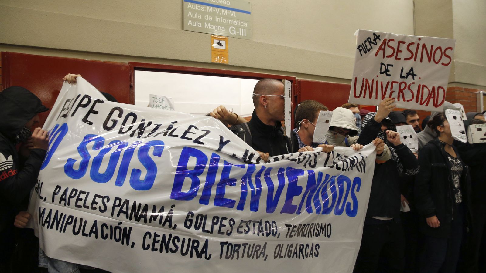 Foto: Una de las pancartas que se han desplegado en la Universidad Autónoma de Madrid contra Felipe González. (Efe)