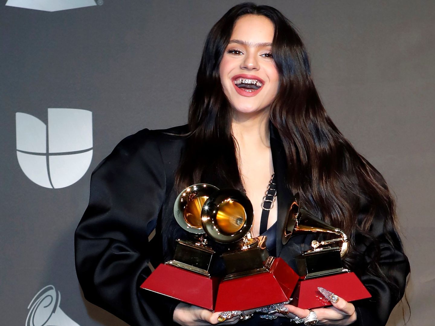 Rosalía posa con sus premios Grammy Latinos en las Vegas. (EFE)