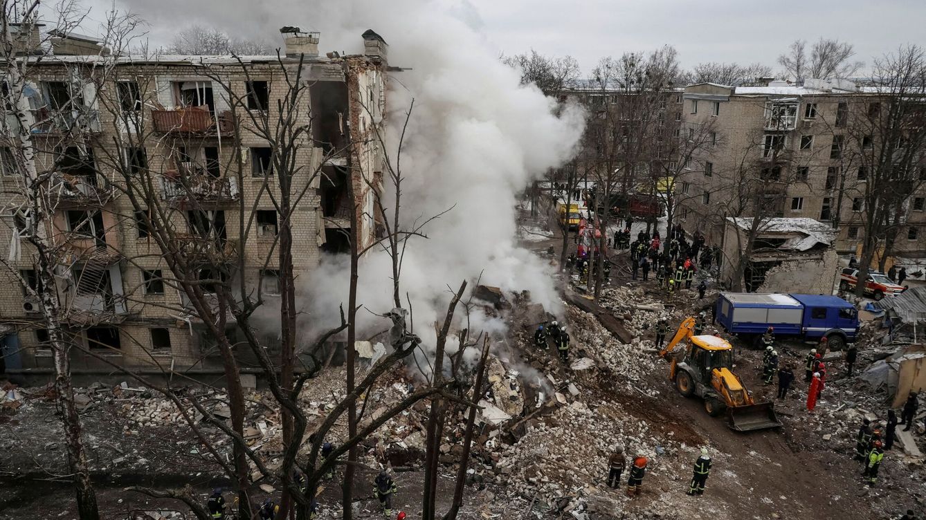Foto: Destrozos provocados por un misil ruso en la ciudad de Járkov. (Reuters/Sofiia Gatilova)