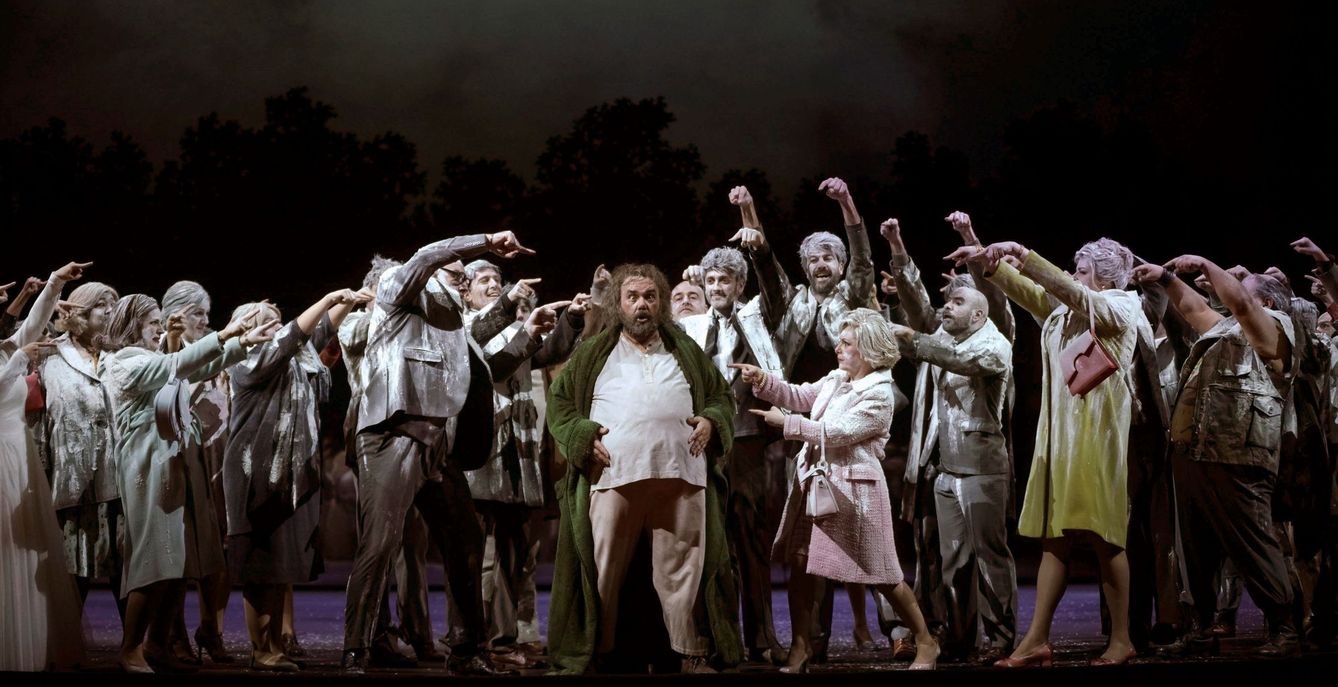 Roberto De Candia (Sir John Falstaff) y el coro en el ensayo general de ópera Falstaff, de Giuseppe Verdi. (Javier del Real)