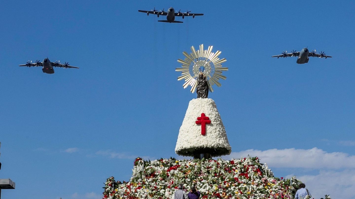 Aviones del Ejército del Aire sobrevuelan la plaza del Pilar en Zaragoza en el 12 de octubre, día de Nuestra Señora del Pilar (EFE/Javier Cebollada)