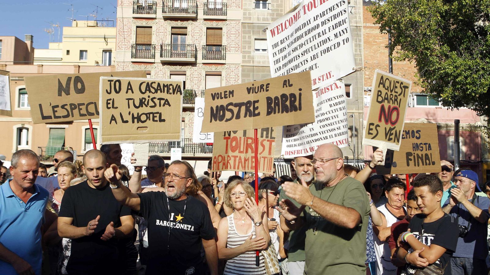 Foto: Vecinos de la Barceloneta protestan contra el denominado 'turismo de borrachera'. (EFE)