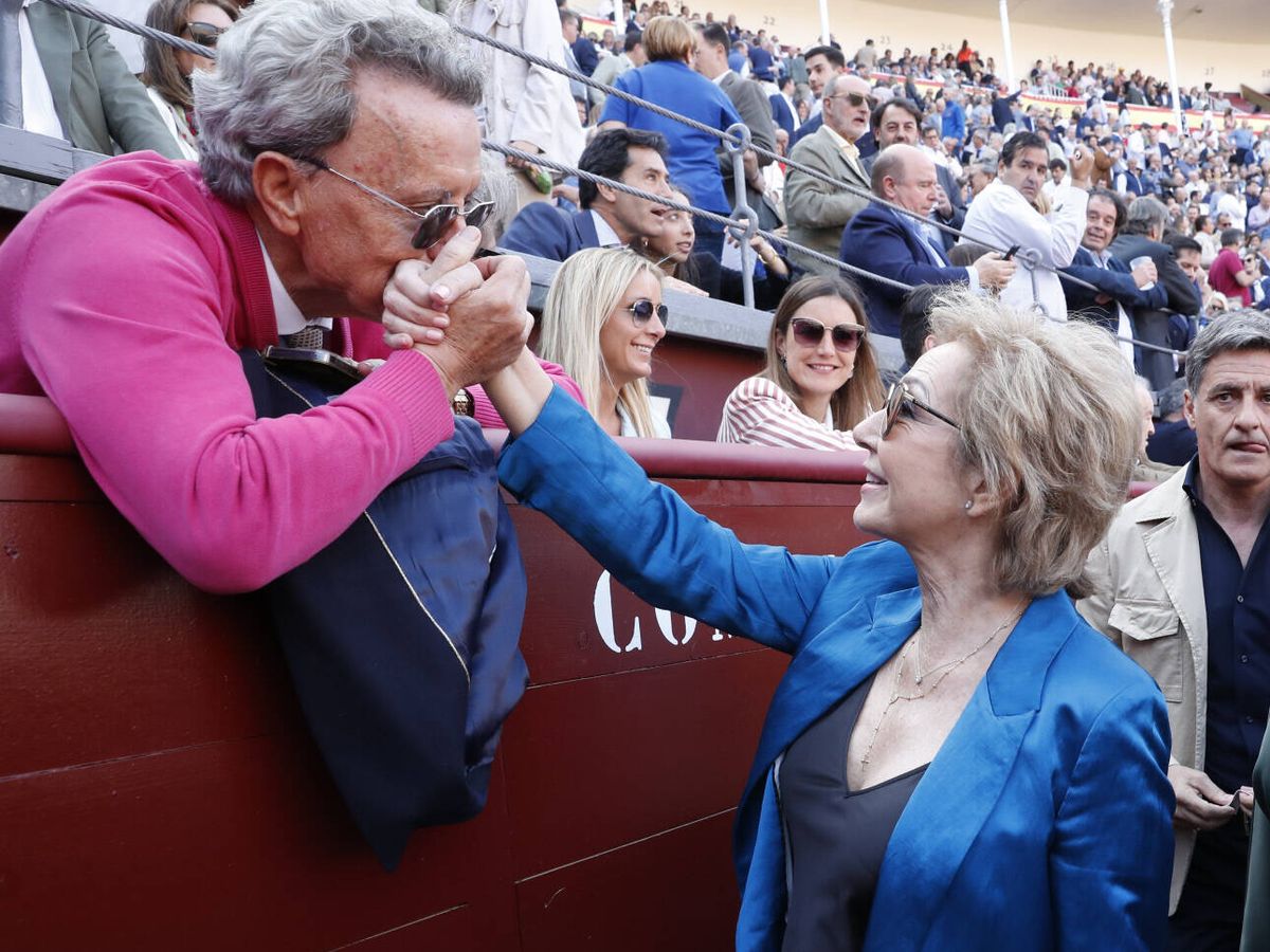 Foto: Ana Rosa y Ortega Cano se saludan afectuosamente. (Gtres)