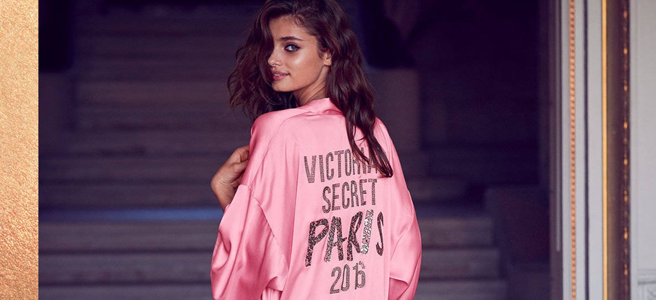 La famosa bata rosa que llevarán las modelos en el 'backstage' del desfile de Victoria's Secret