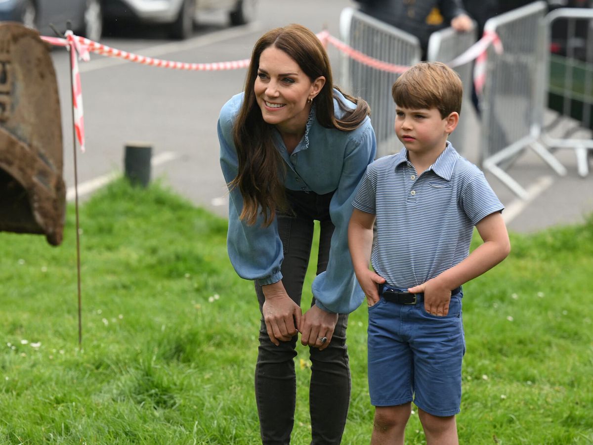 Foto: El príncipe Louis, junto a su madre. (Reuters/Daniel Leal)