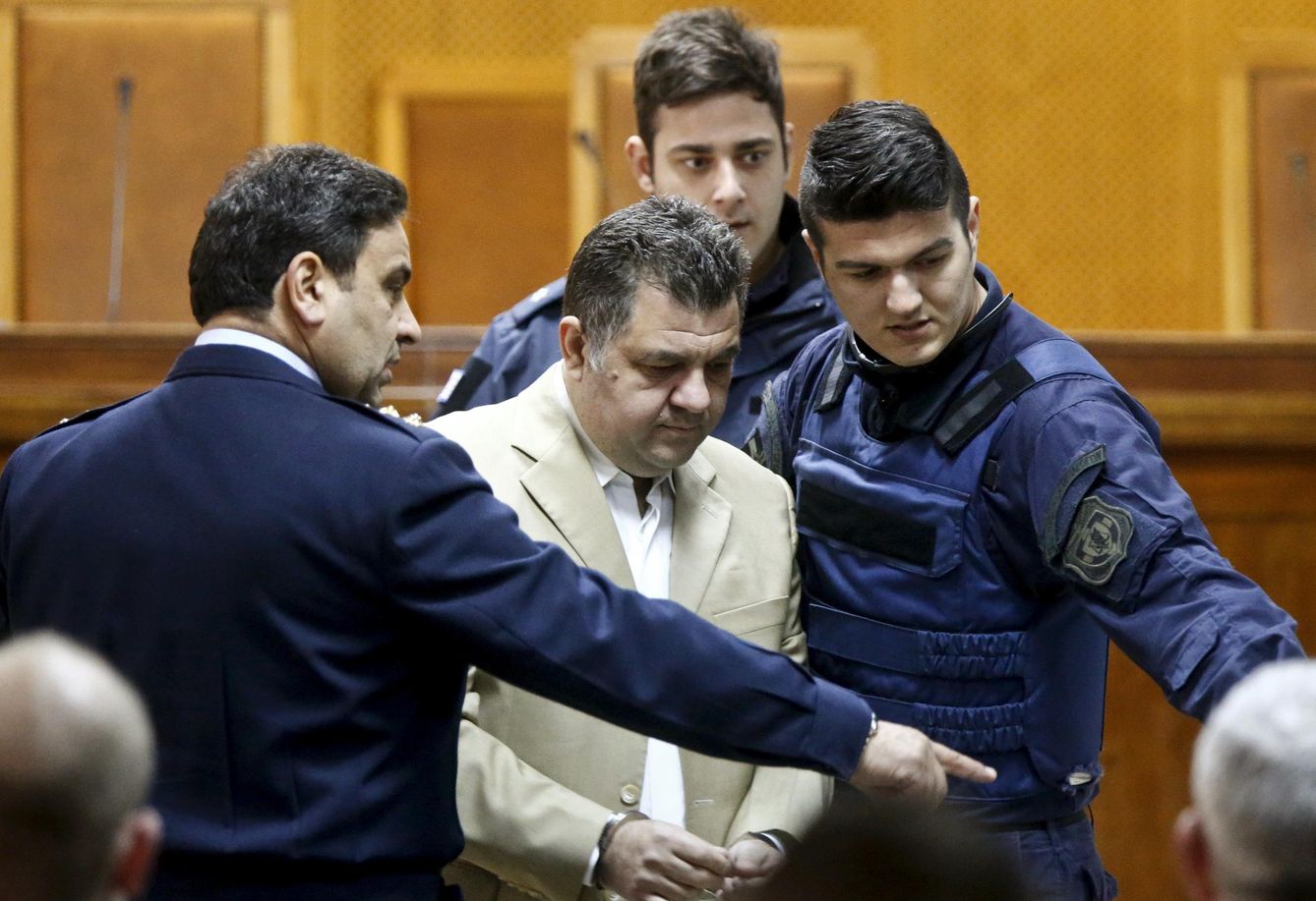 Roupakias durante el juicio contra líderes de Amanecer Dorado en la prisión de Koridialós, en Atenas (Reuters).