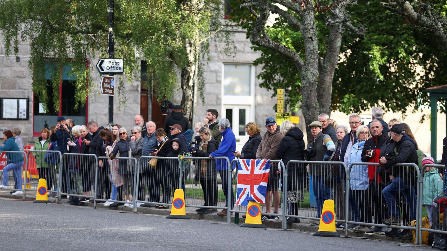Decenas de personas ya espera a la llegada del cortejo fúnebre a la salida de Balmoral. (Reuters/Hannah McKay)