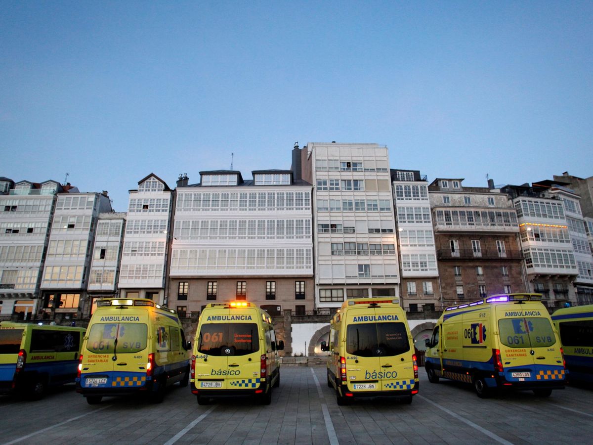 Foto: Vista de unas ambulancias de Urxencias de Galicia. (EFE/Cabalar)