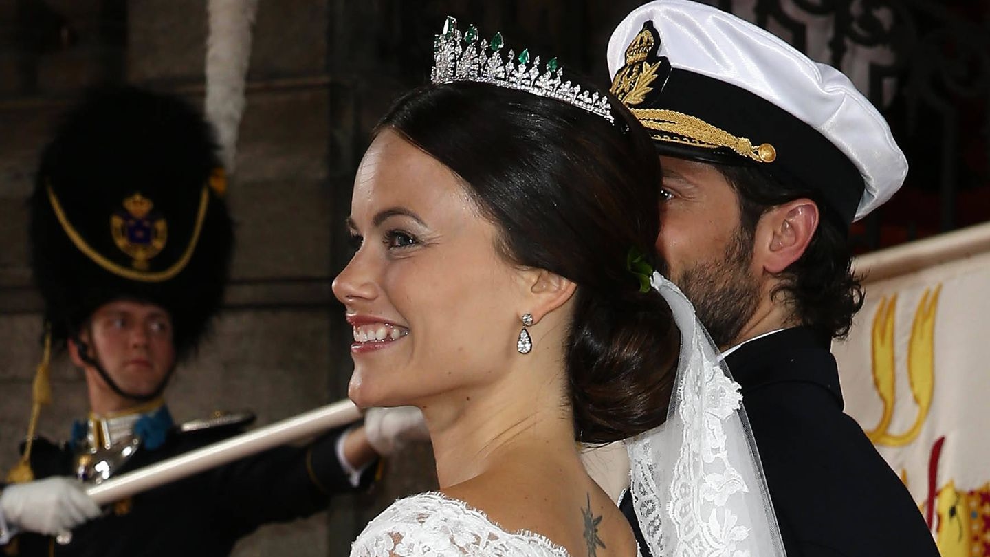 Sofía de Suecia, con la tiara en su forma original, durante su boda con el príncipe Carlos Felipe. (Getty) 