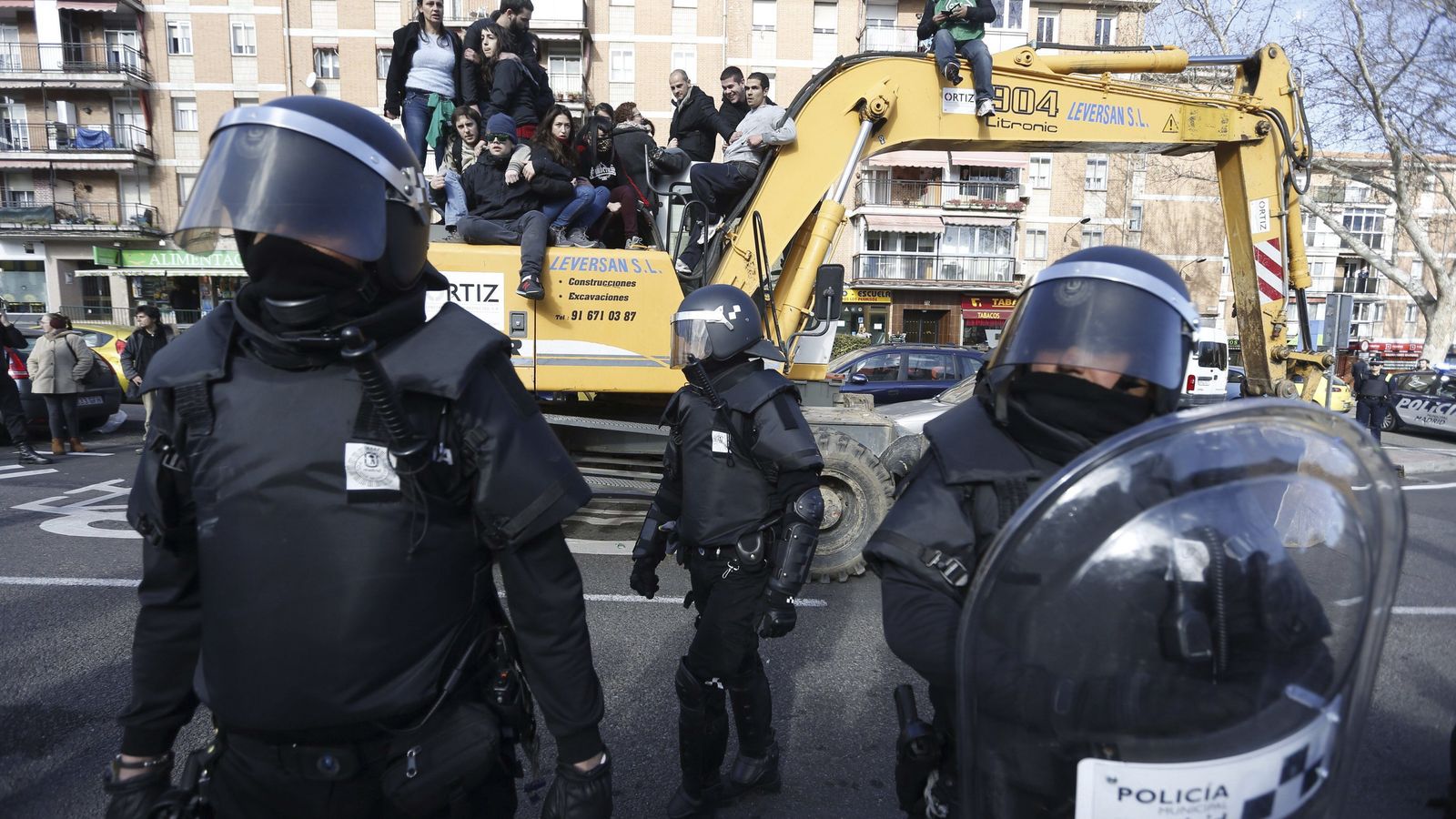 Foto: Foto de archivo de agentes de Policía Municipal ante las personas subidas en una excavadora que trataban de evitar el desalojo de la vivienda en el número 29 de la calle Ofelia Nieto, en el barrio de Tetuán, en Madrid. (EFE)