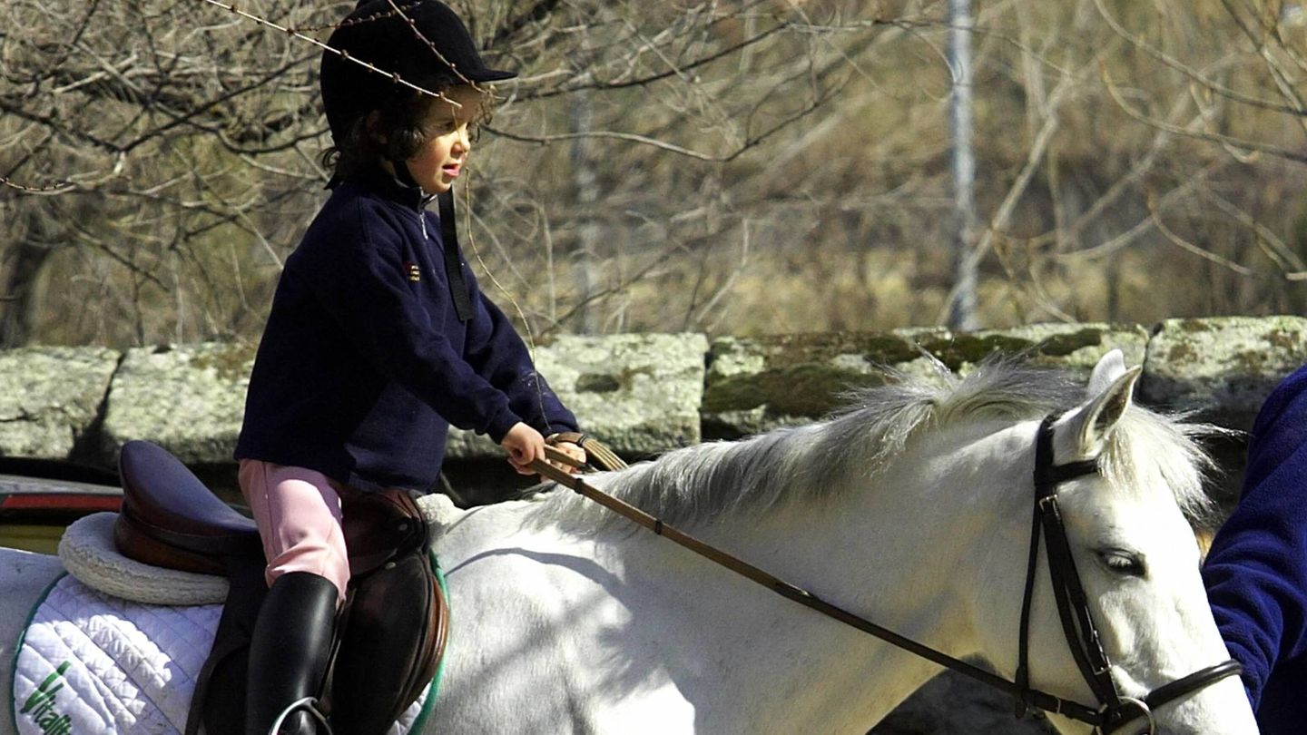 Vitoria Federica, de niña, a lomos de un caballo. (Cordon)