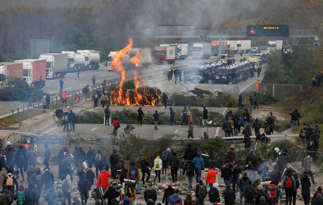 Miembros de Tsunami Democràtic bloquean la carretera AP-7 el pasado 13 de noviembre. (Reuters)