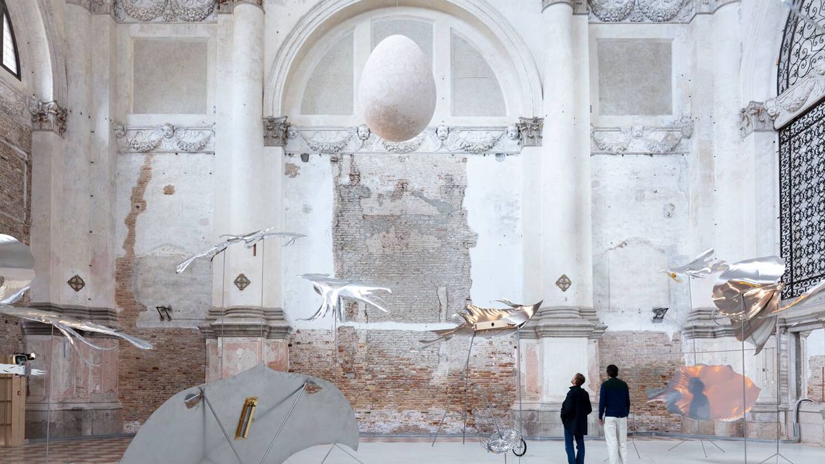 Los artistas Álvaro Urbano y Petrit Halilaj revolucionan Venecia en defensa de los océanos
