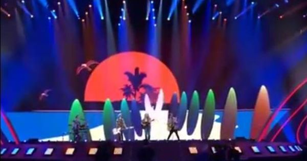 Foto: Las tablas de surf predominan en el primer ensayo de Manel Navarro en Eurovisión.
