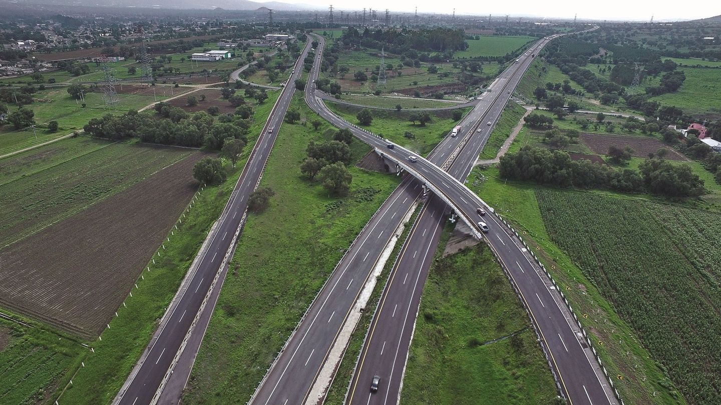 MEX422. CIUDAD DE MÉXICO (MÉXICO), 28 04 2020.- Fotografía cedida este martes, por la empresa Sacyr, que muestra un tramo de la carretera Pirámides-Tulancingo-Pachuca (México). Un consorcio liderado por la empresa de infraestructura Sacyr rehabilitó en México la carretera Pirámides-Tulancingo-Pachuca tras una inversión de 72,2 millones de euros (unos 78,5 millones de dólares), informó este martes la compañía española. EFE  Sacyr SOLO USO EDITORIAL NO VENTAS