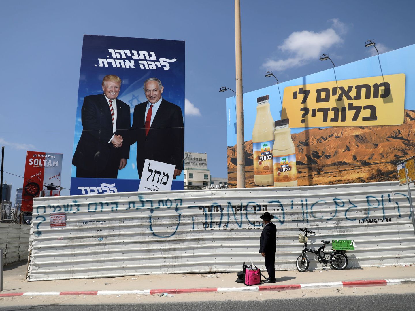 Cartel electoral del Likud, el partido de Netanyahu, en el que este aparece junto a Trump. (Reuters)