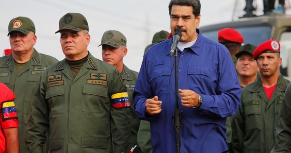 Foto: El presidente de Venezuela, Nicolás Maduro (2d), junto a su ministro de Defensa, Vladimir Padrino (i), durante un acto con militar. (EFE) 