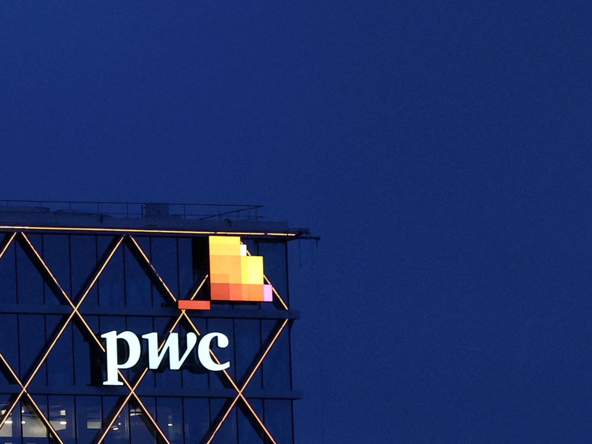 Foto: Logo de PwC en una de sus sedes. (Reuters/Yves Herman)