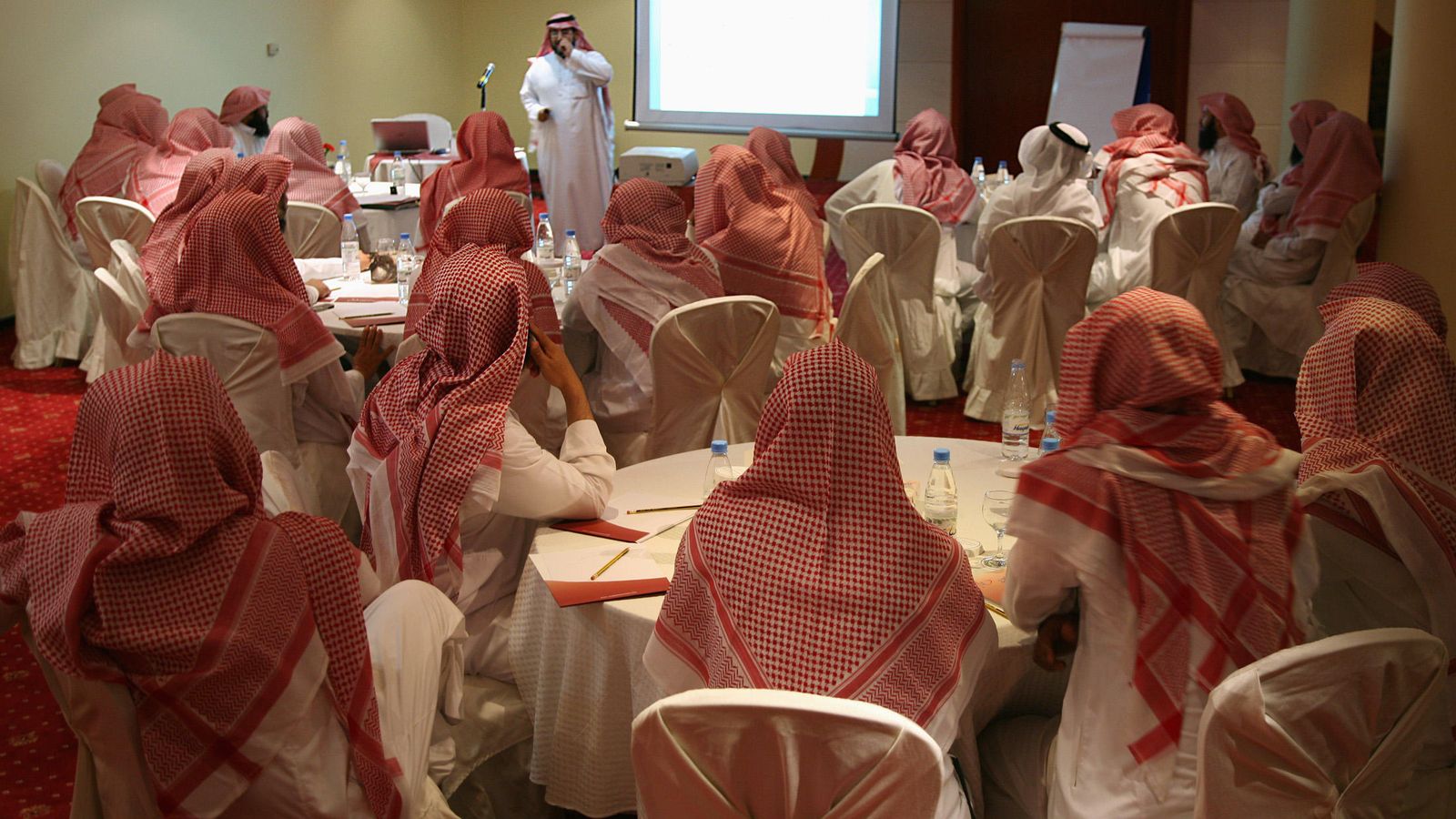 Foto: Miembros del Comité para la Promoción de la Virtud y la Prevención del Vicio (la policía religiosa saudí) durante un curso de formación, en septiembre de 2007 (Reuters)
