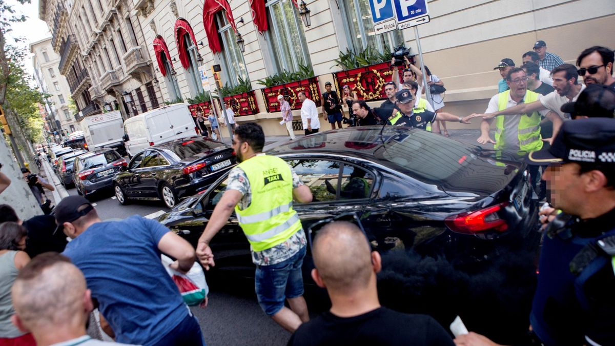 Taxistas de Barcelona agreden a conductores de Uber y Cabify, que suspenden su actividad 