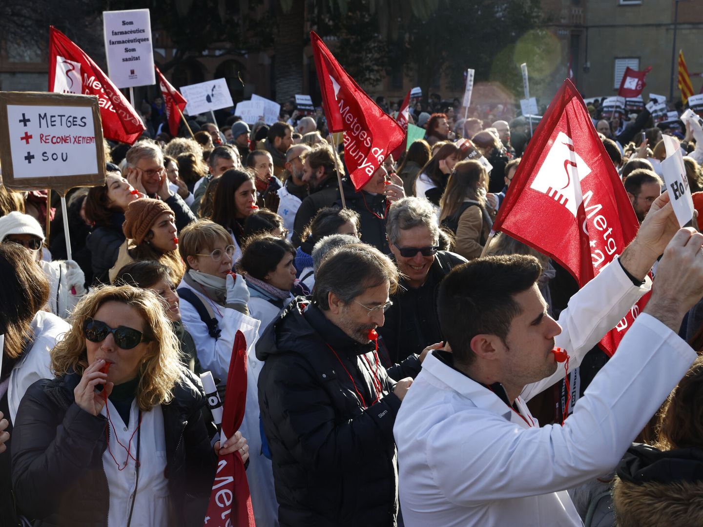 Miles de médicos de primaria y otras especialidades frente al Departamento de Salud en Barcelona. (EFE/Toni Albir) 
