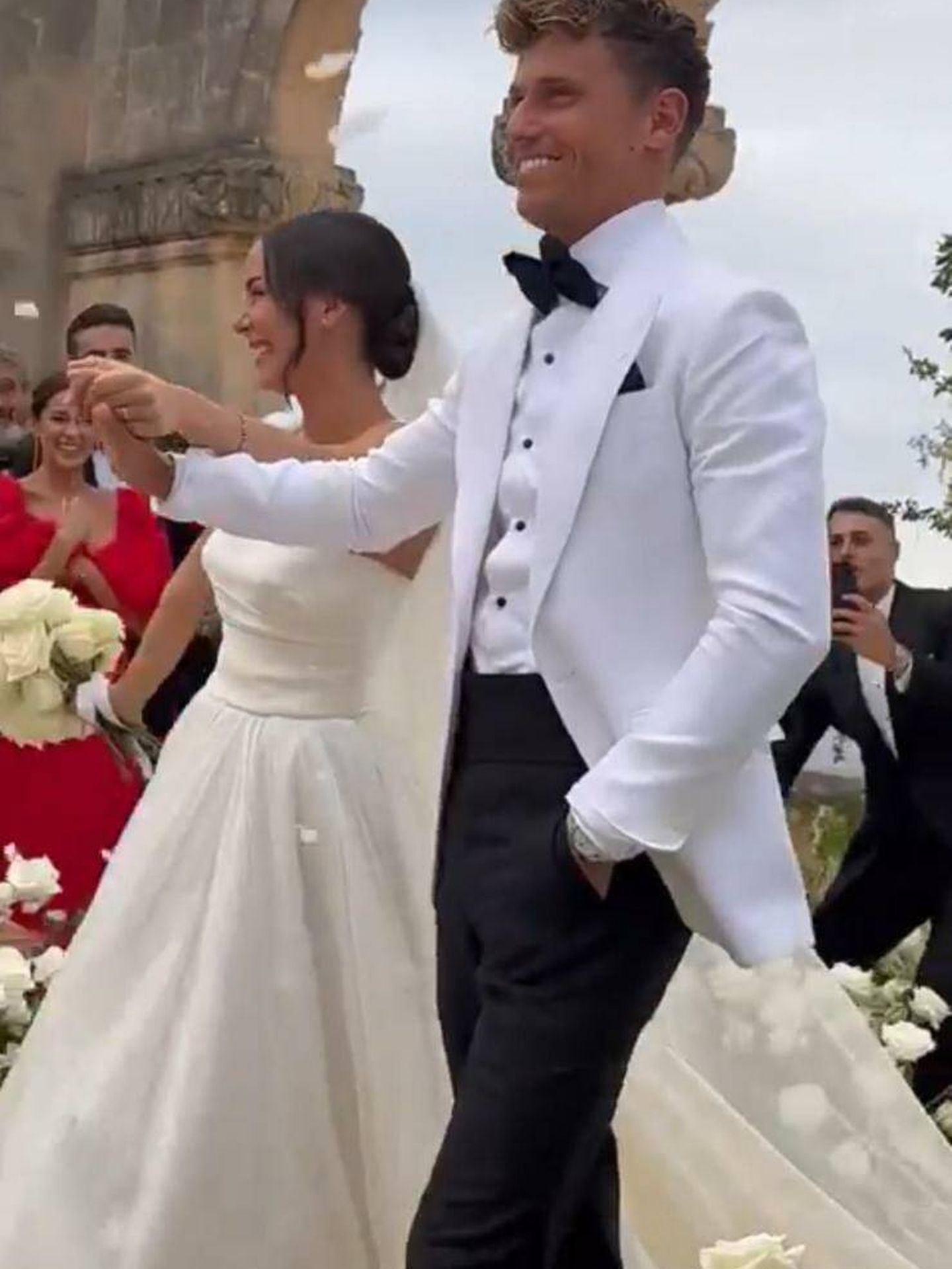 Patricia Noarbe y Marcos Llorente, convertidos en marido y mujer. (Instagram/ @beatrizespejel)