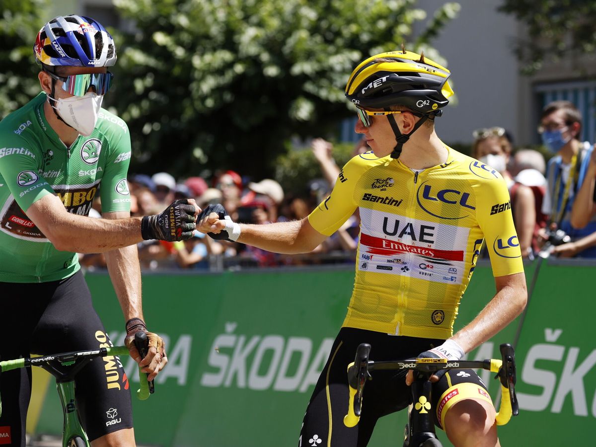 Foto: Van Aert y Pogacar se saludan en la novena etapa del Tour de Francia. (EFE/Yoan Valat)