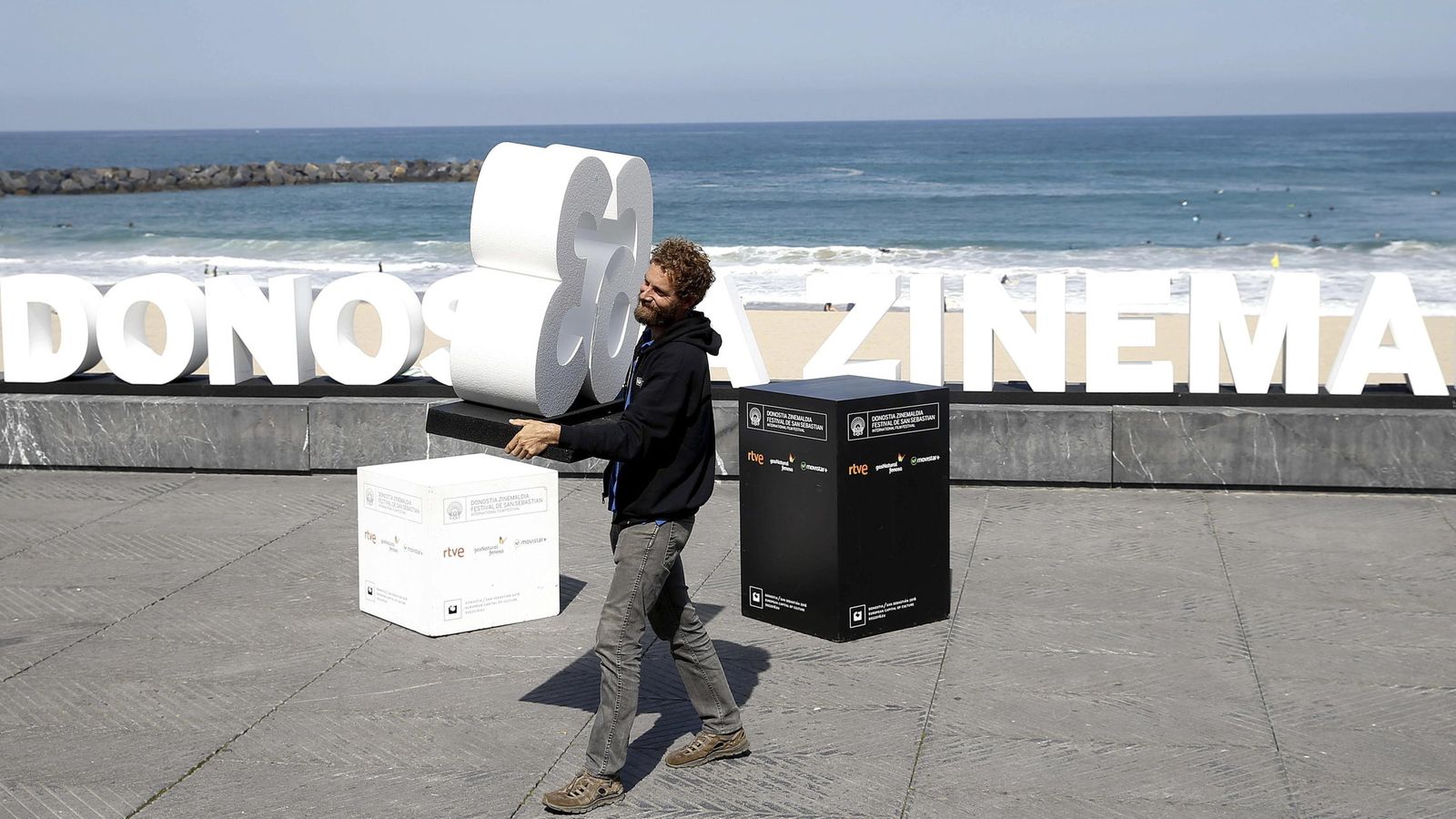 Foto: Un trabajador recoge las letras del atrezzo de la anterior edición del Festival de Cine de San Sebastián. (EFE)