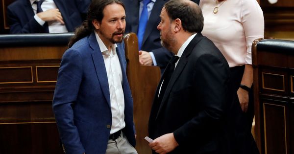 Foto:  El líder de Podemos, Pablo Iglesias (i), conversa con el diputado electo en prisión preventiva de ERC Oriol Junqueras (d). (EFE)