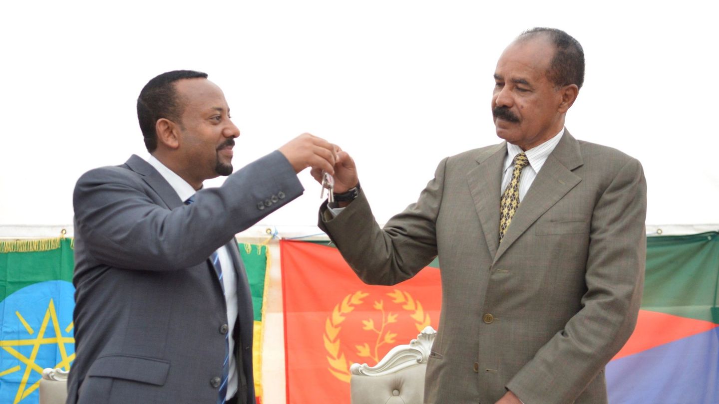 El primer ministro etíope, Abiy Ahmed, y el presidente de Eritrea, Isaias Afewerki, asisten a la ceremonia de reapertura de la embajada de Eritrea en Adís Ababa (Etiopía) en julio de 2018. (EFE)