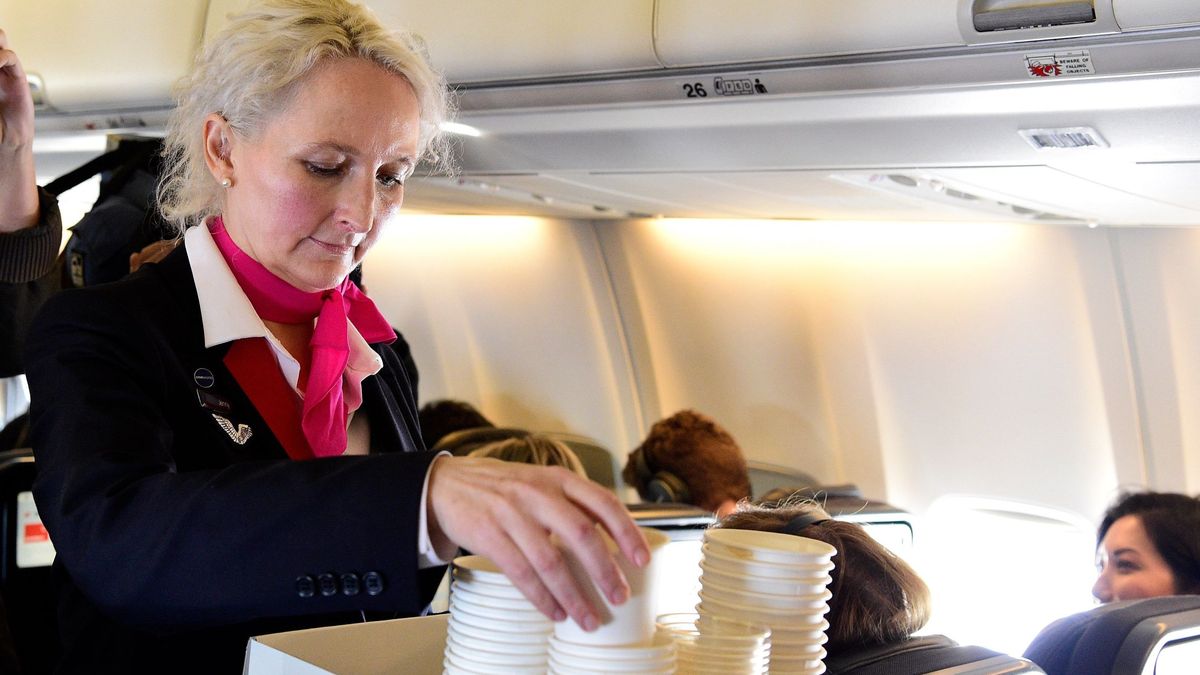 Los trucos para conseguir bebida gratis en el avión: educación y buenas propinas