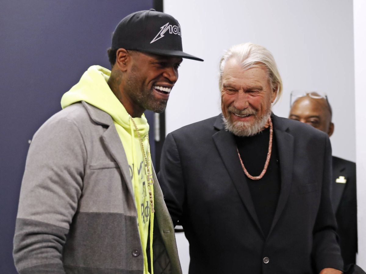 Foto: El ex entrenador de los Golden State Warriors, Don Nelson, saluda a Stephen Jackson, en 2019. (Getty Images)