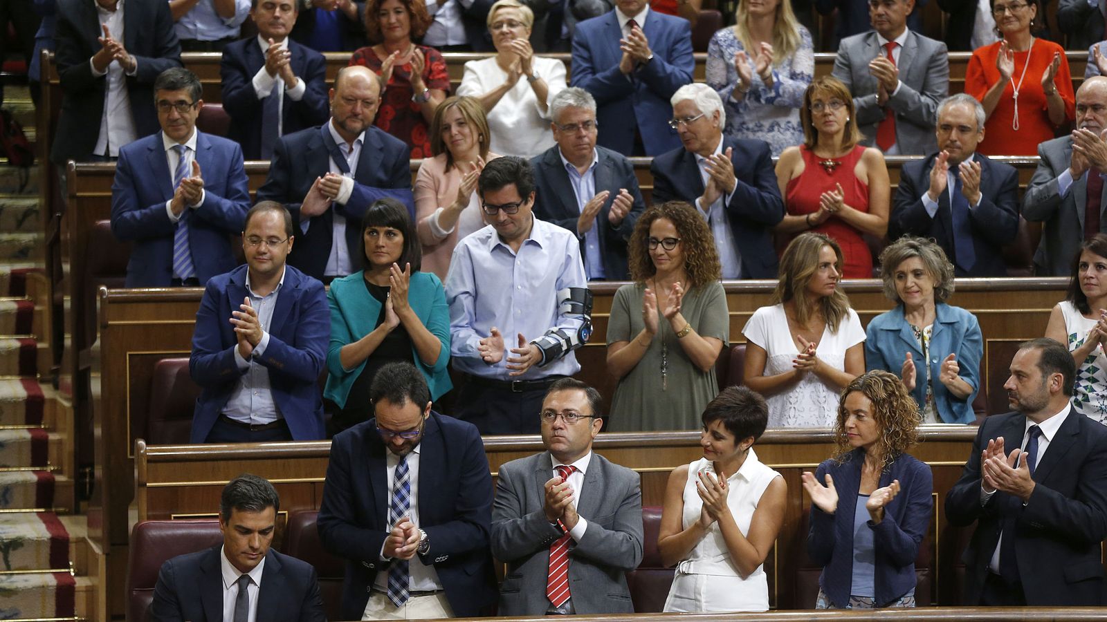 Foto: La bancada socialista aplaude a su líder, Pedro Sánchez tras su intervención en el Congreso de los Diputados. (Efe) 