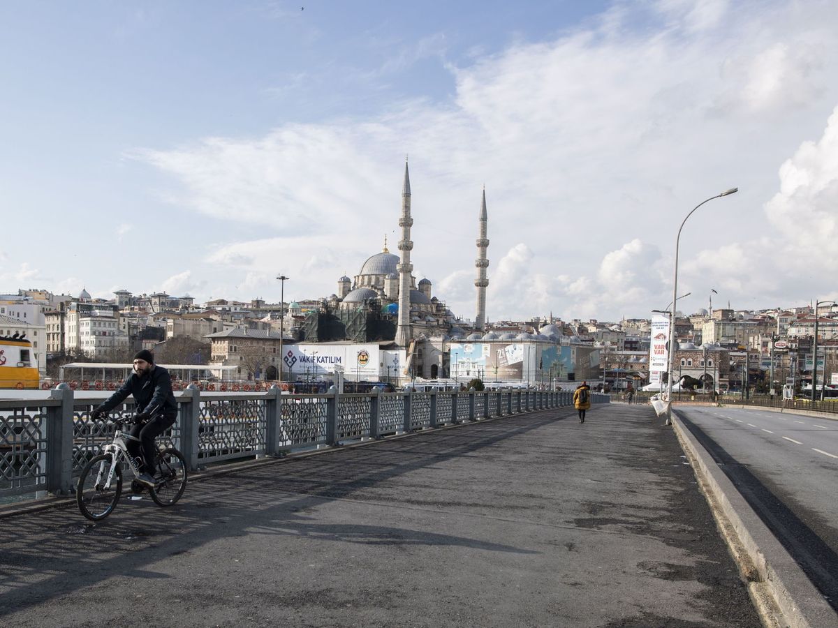 Foto: El puente de Gálata en Estambul (Turquía) (EFE)