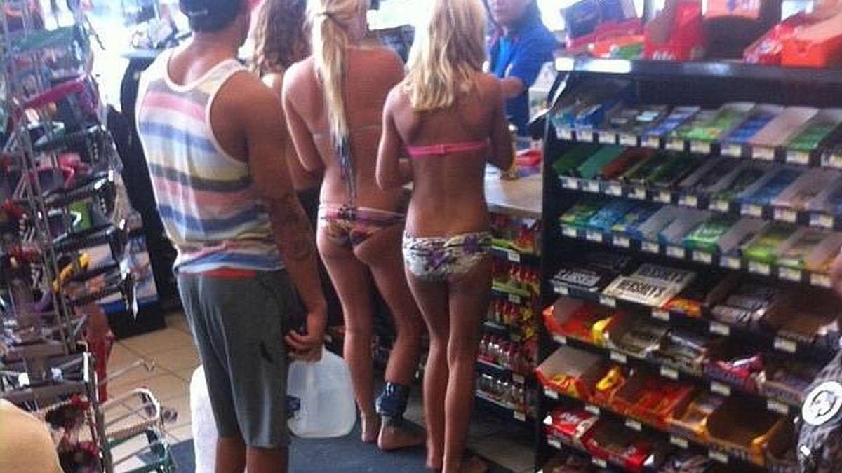 Esta foto de 3 chicas en bikini comprando esconde algo perturbador. ¿Sabes qué es?