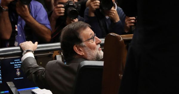 Foto: El presidente del Gobierno, Mariano Rajoy, a su llegada al hemiciclo del Congreso de los Diputados. (EFE)