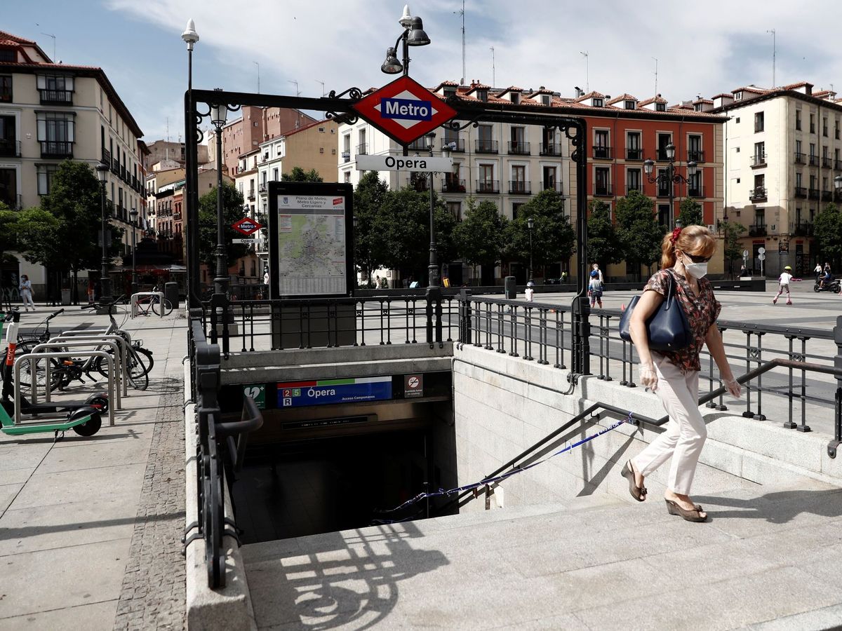 Foto: Vista de la salida de metro de Ópera en Madrid (EFE)