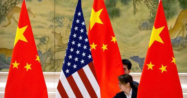 Foto: Banderas de China y EEUU en una de las rondas de negociaciones. (EFE)