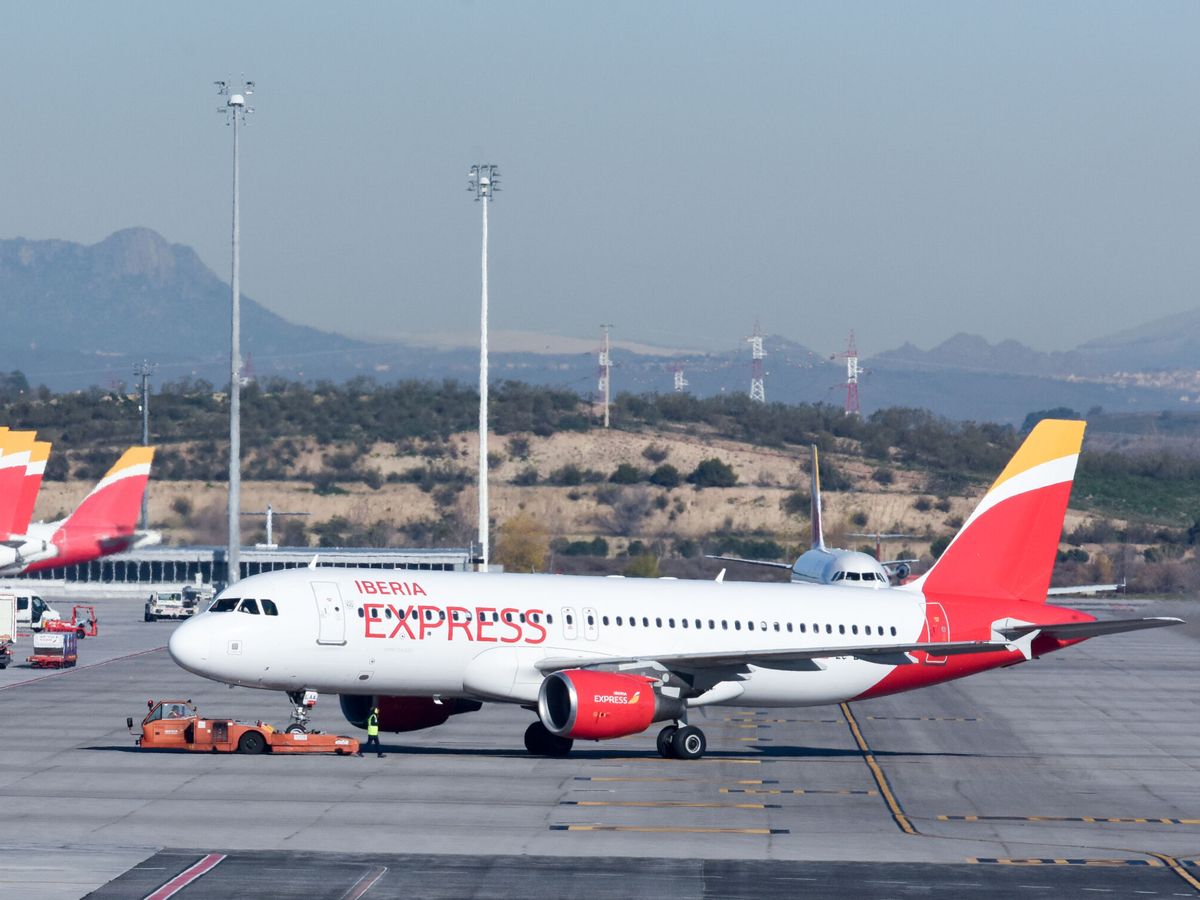 Foto: Avión de Iberia, en el aeropuerto Adolfo Suárez. (EP/Gustavo Valiente)