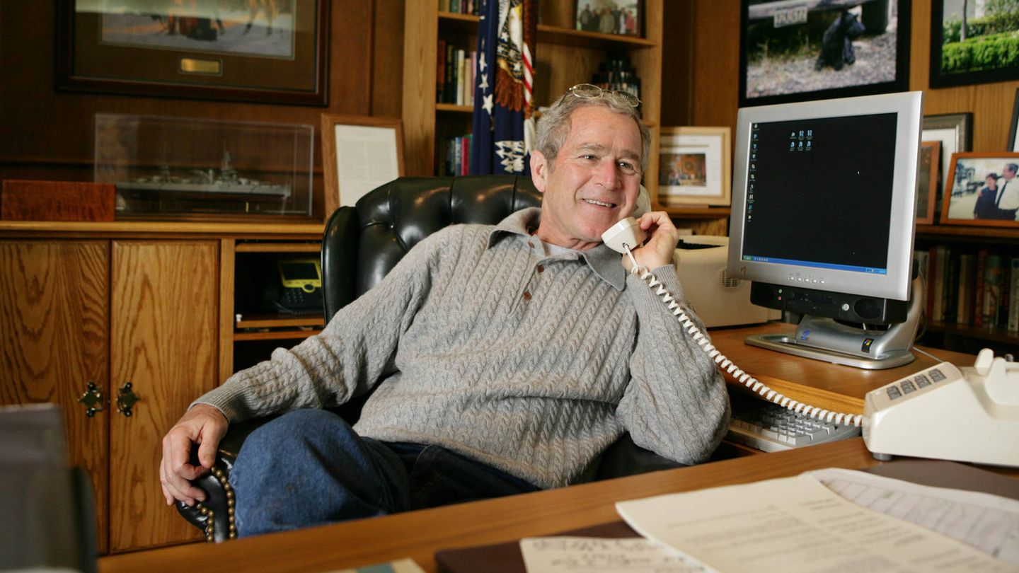 George W. Bush, en el despacho presidencial de Camp David. (Getty)