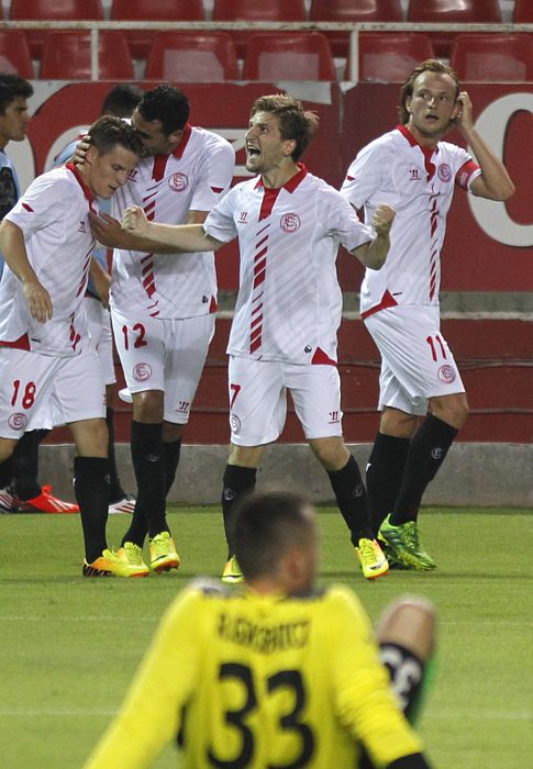 Foto: Marin celebra uno de los goles del Sevilla (Efe).