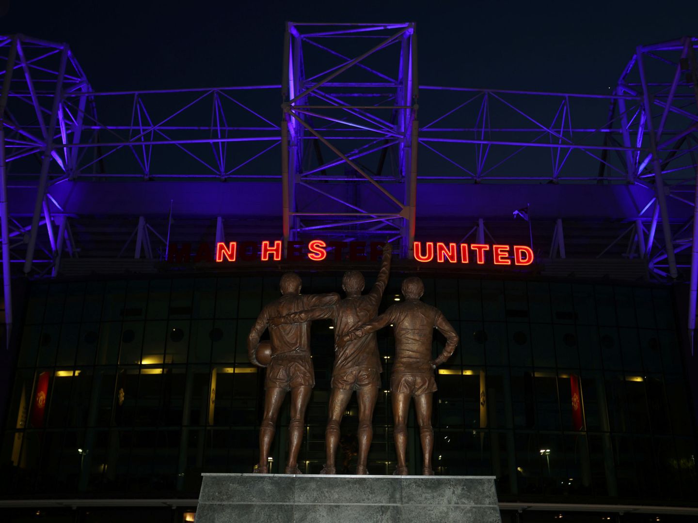 Las letras del NHS, iluminadas en Old Trafford, el estadio de fútbol del Manchester United. (EFE)