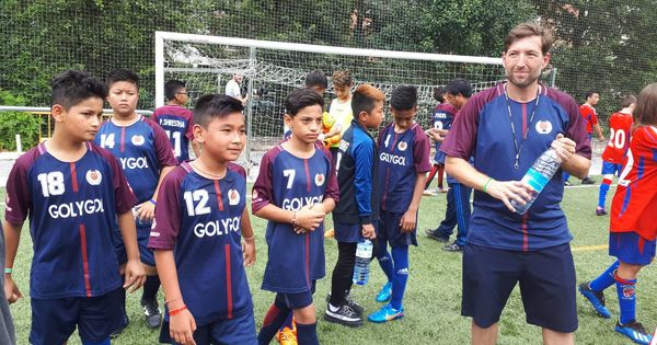 Foto: Eladio Pérez junto a algunos de los niños que componen el equipo de fútbol de Nepal Scholar Home Academy que participa en la Donosti Cup. (J.M.A.)