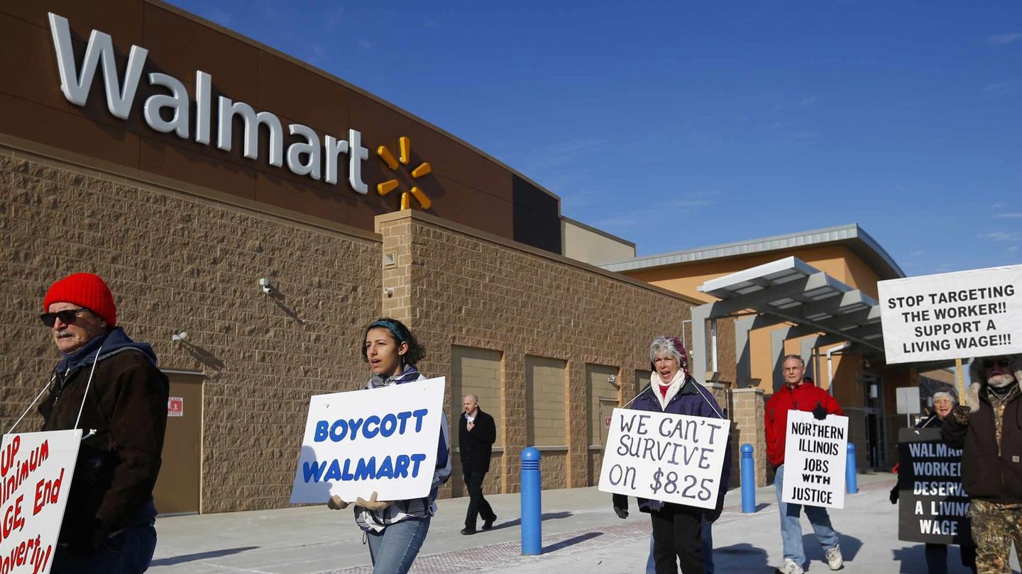 Un grupo de personas exige un aumento de sus salarios ante un Walmart en Illinois (Reuters).